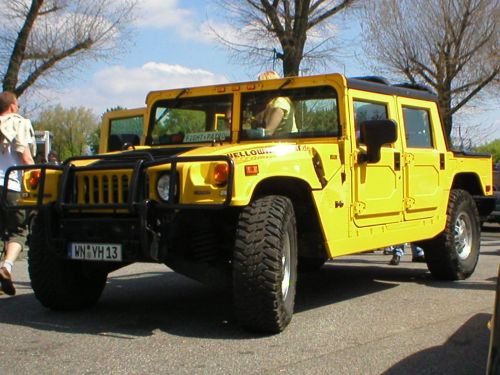 Gelber Hummer H1 Pickup. Hummer H1.