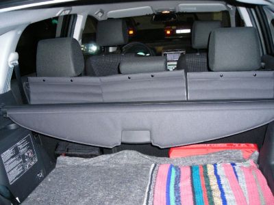 Kofferraumabdeckung aufgerollt. Kofferraumabdeckung aufgerollt.