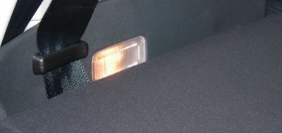 Wirkungslose Kofferraumbeleuchtung: Strahlt über die Abdeckung hinweg. Kofferraumbeleuchtung.