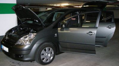Überrascht positiv im Vergleich mit der Mercedes B-Klasse. Komplettansicht mit offener Motorhaube.