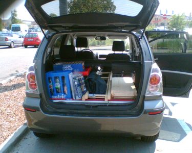 Toyota Corolla Verso beim Beladen auf dem Parkplatz eines schwedischen Möbelhauses. Corolla Verso als Lademeister.
