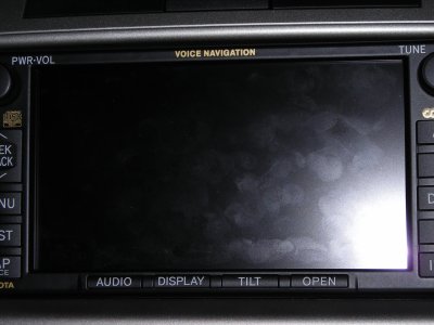 6,5-Zoll-Monitor für Navi-, Audio-System, Rückfahr- und Seitenblickkamera. 