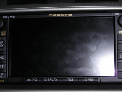 6,5-Zoll-Monitor für Navi-, Audio-System, Rückfahr- und Seitenblickkamera. Wunderbar zu sehen: Die Fingerabdrücke auf dem Touchpad. 6,5-Zoll-Monitor für Navi-, Audio-System, Rückfahr- und Seitenblickkamera.