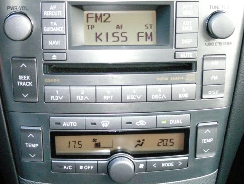 Audio- und Klimaanlage im Avensis. 