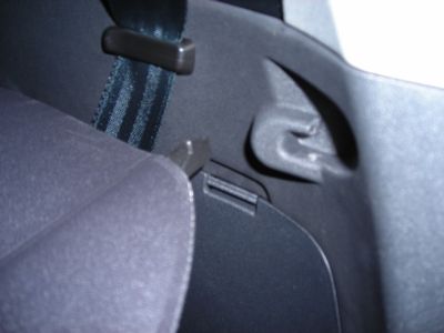 Gutes Zielvermögen erforderlich: Einhaken der Kofferraumabdeckung. Einhaken Kofferraumabdeckung rechts.