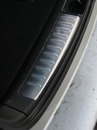 Silberne Scheuerleiste im Avensis Combi-Laderaum. 