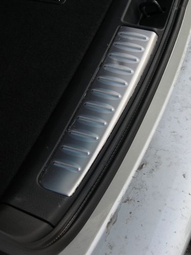 Scheuerleiste im Avensis Combi-Laderaum. Silberne Scheuerleiste im Avensis Combi-Laderaum.