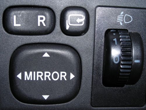 Tasten zur Spiegelverstellung im Avensis. Tasten zur Spiegelverstellung im Avensis.