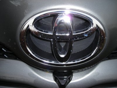 Toyota-Nase mit Seitenblickkamera. 