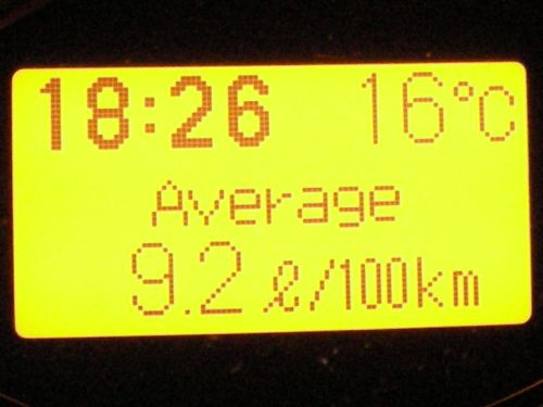 Verbrauchsanzeige im Avensis. Verbrauchsanzeige im Avensis zeigt 9,2l/100 km.