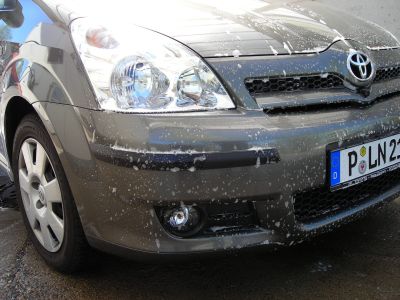 Toyota bei der Handwäsche (hier noch auf Winterrädern). Toyota bei der Handwäsche (hier noch auf Winterrädern).