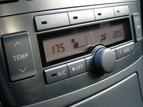 Zweizonen-Klimaautomatik im Avensis. 