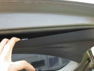 Ansicht der abgerissenen Verkleidung der Heckklappe. Ansicht der abgerissenen Verkleidung der Heckklappe.