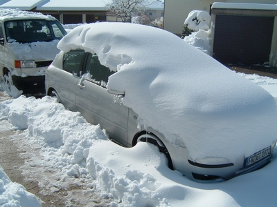 Der Corolla versinkt im Schnee. 