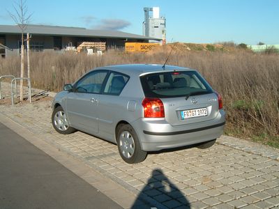 Zuverlässiger Begleiter. Toyota Corolla im Sonnenlicht.