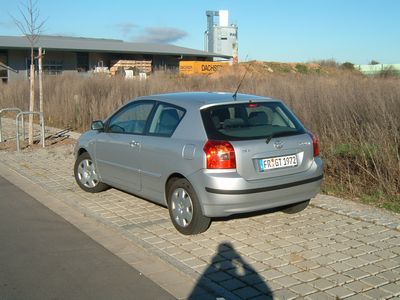 Toyota Corolla im Sonnenlicht. 