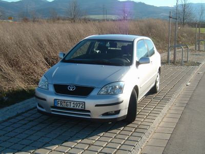 Toyota Corolla im Sonnenlicht. 