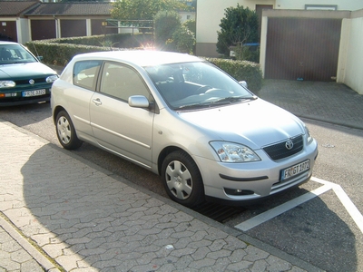 Toyota Corolla im Gegenlicht. 