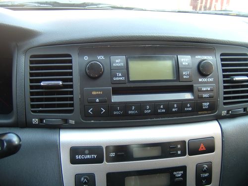Wieder eingebautes Radio mit Dämmstreifen. Wieder eingebautes Radio mit Dämmstreifen.