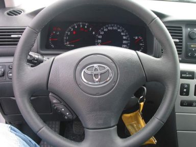 Lenkrad und Cockpit des Corolla. Lenkrad und Cockpit des Corolla.