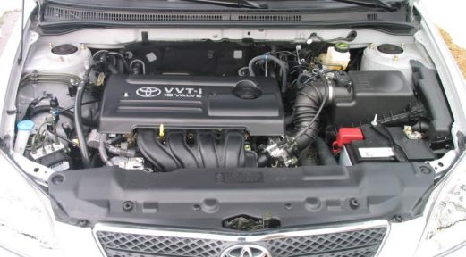 Ansicht des Motorraums meines Toyota Corolla. Ansicht des Motorraums meines Toyota Corolla.