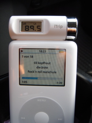 Mein iPod mit aufgestecktem iTrip im angeschalteten Zustand. 