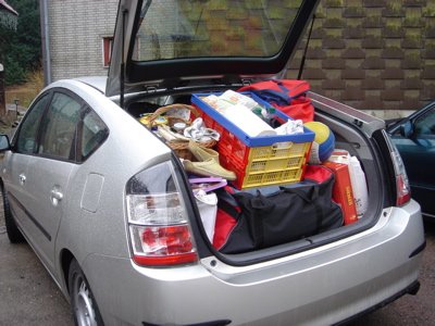 Kofferraum des Prius voll bepackt. 