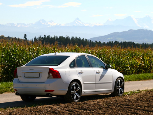 Der weiße Volvo S40 vor dem schönen Panorama der Berner Alpen. 