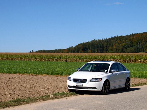 Das Bild zeigt den Volvo S40 T5 in einer ländlichen Szenerie. Der Volvo S40 macht sich gut vor dieser Kulisse.