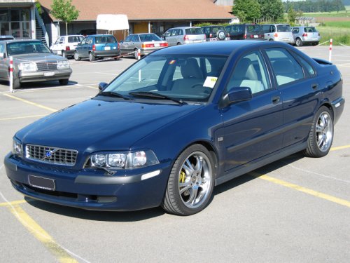 Dunkelblauer Volvo S40 T4 mit dezentem Tuning. 