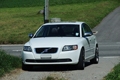 Der weiße Volvo S40 T5. 