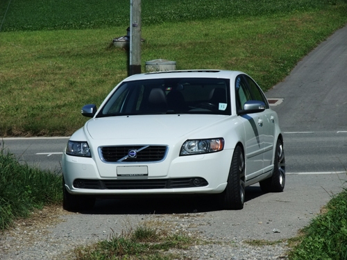 Das Bild zeigt den weissen Volvo S40 T5 von schräg vorne. Der weisse Volvo S40 T5.