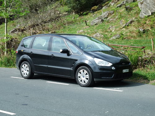 Unser Mietwagen für drei Wochen, ein schwarzer Ford S-MAX Diesel mit Automatik. 