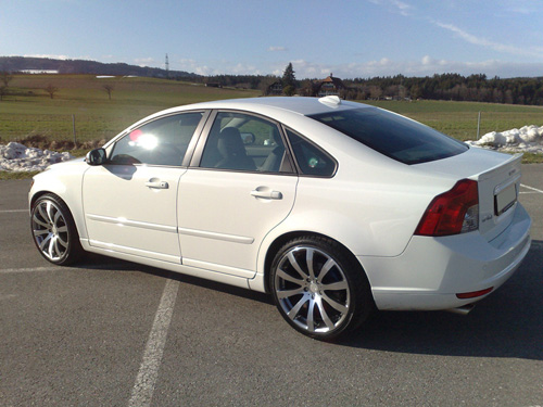 Der Volvo S40 mit den neuen Tomason TN4 Felgen. 