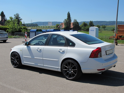 Der Elch mit den neuen Felgen von schräg hinten aufgenommen. 