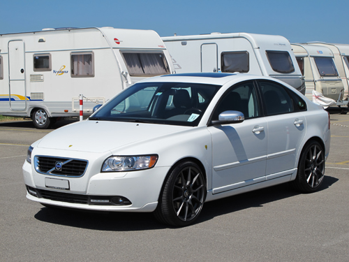 Der Volvo S40 T5, oder meist auch einfach liebevoll Elch genannt, mit den neuen Felgen von schräg vorne. 