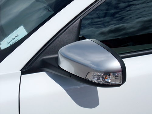 Die Aluminium-Spiegelkappen aus dem R-Design-Paket. Die Aluminium-Spiegelkappen aus dem R-Design-Paket.