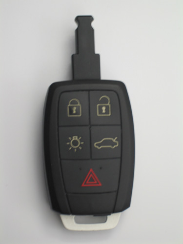 Der Schlüssel des S40 T5 besitzt fünf Tasten für verschiedene Funktionen. Der Schlüssel des S40 T5 mit seinen fünf Tasten.