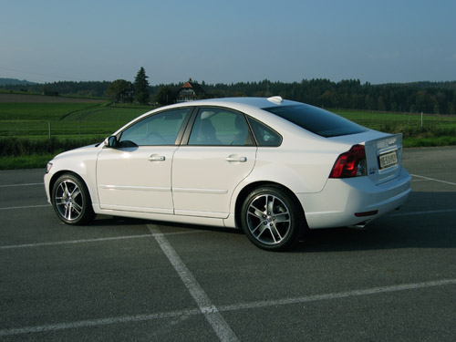 Ansicht des neuen Volvo S40 T5 von schräg hinten. 