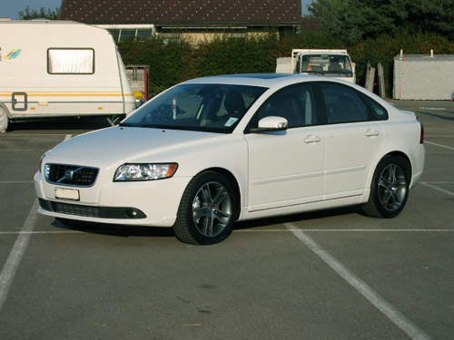 Ansicht des neuen Volvo S40 T5 von schräg vorne. 