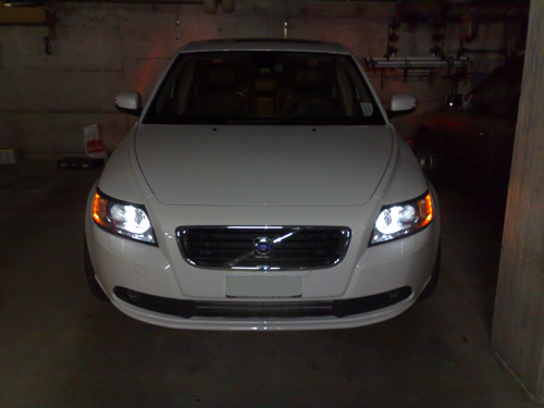 Das weiße LED-Tagfahrlicht in Aktion. Der Volvo S40 besitzt ein weißes LED-Tagfahrlicht.