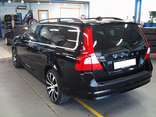 Das Bild zeigt den schwarzen Volvo V70 2.4D von hinten aufgenommen. Der schwarze Volvo V70 2.4D von hinten aufgenommen.