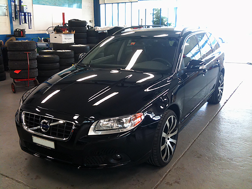 Das Bild zeigt den schwarzen Volvo V70 2.4D von vorne aufgenommen. Der schwarze Volvo V70 2.4D von vorne aufgenommen.