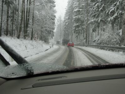 Tief verschneite Gebirgsstraße. Anfahrt zum winterlichen Seiffen.