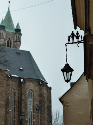 Fröbel-Grundschule, im Hintergrund die Katharinenkirche (1529). Fröbel-Schule Annaberg Buchholz.