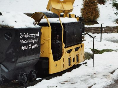Bergbautechnik vor der Einfahrt in den Markus-Röhling-Stolln. Grubenbahn am Markus-Röhling-Stolln.