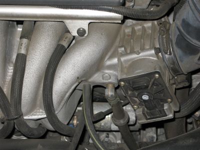 Lage der Drosselklappe im Motorraum. Lage der Drosselklappe im Motorraum.
