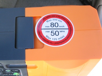 Aufkleber mit Warnhinweis für Fahren mit abgedichtetem Reifen. 