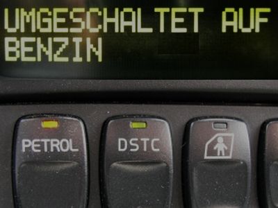 Benachrichtigung über manuellen Wechsel von CNG auf Benzin und Umschalter in der Mittelkonsole. Nachricht und Umschalter Benzin-Erdgas in der Mittelkonsole.