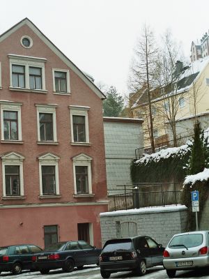 Mitten in bebautem Gebiet findet man noch Zugänge zu alten Bergwerksschächten. Altes Stollnmundloch der Grube "Heilige Drei Könige".